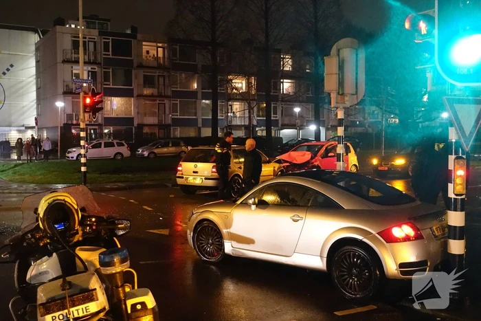 Forse schade na aanrijding met drie personenauto's
