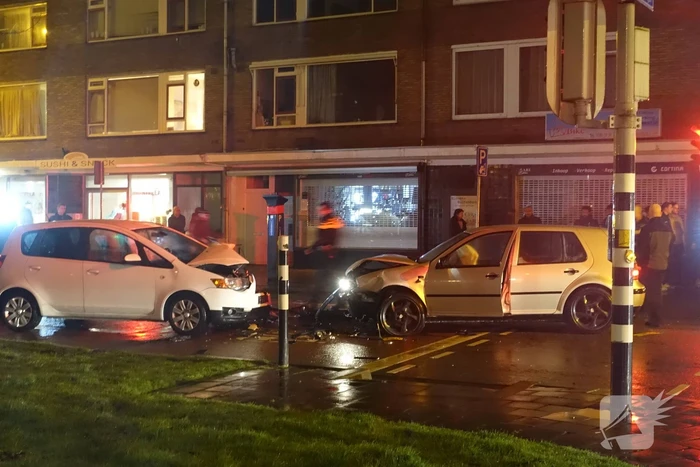 Forse schade na aanrijding met drie personenauto's