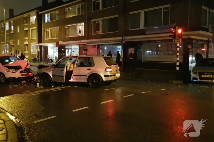 Forse schade na aanrijding met drie personenauto's