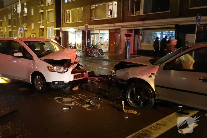 Forse schade na aanrijding met drie personenauto's