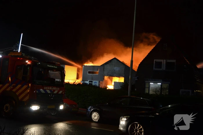 Grote brand in autobedrijf