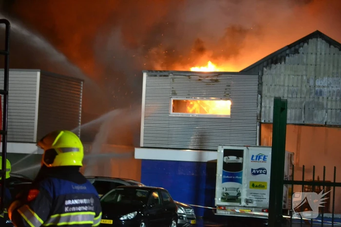 Grote brand in autobedrijf