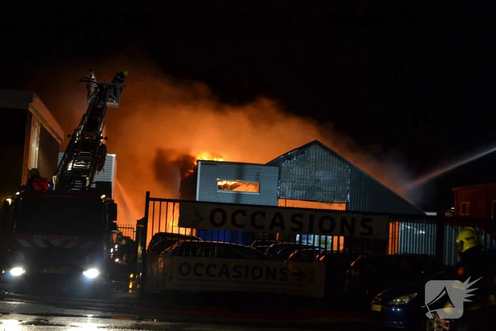 Grote brand in autobedrijf
