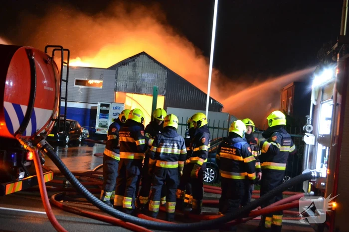 Grote brand in autobedrijf