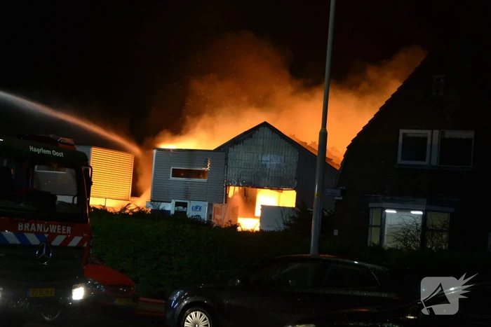 Grote brand in autobedrijf