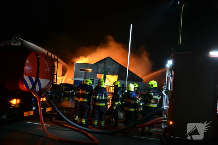 Grote brand in autobedrijf