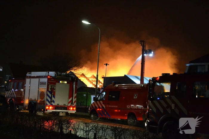 Grote brand in autobedrijf