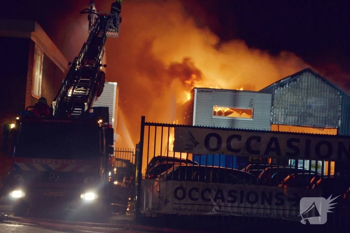 Grote brand in autobedrijf