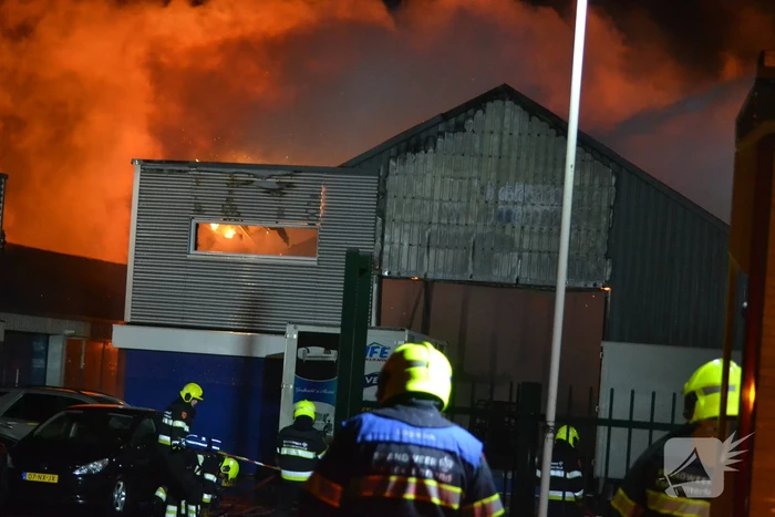 Grote brand in autobedrijf