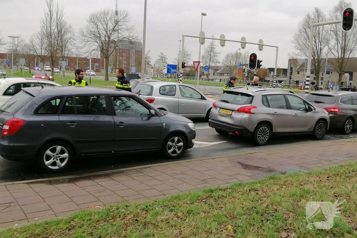 Schade bij kop-staart botsing voor stoplicht