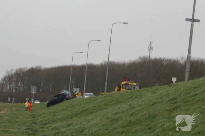 Auto belandt ondersteboven in sloot