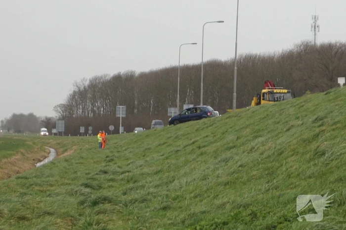 Auto belandt ondersteboven in sloot