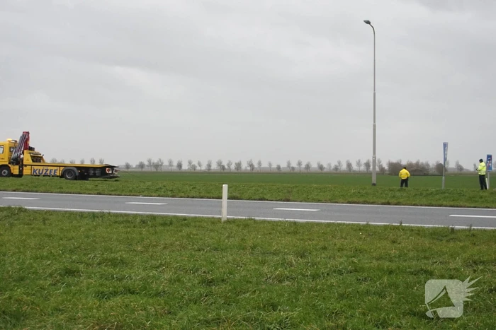 Auto belandt ondersteboven in sloot