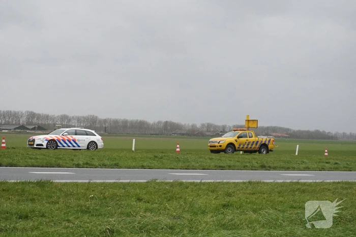 Auto belandt ondersteboven in sloot