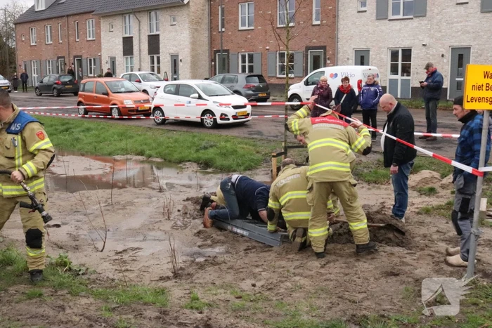 Jongen komt vast te zitten in drijfzand