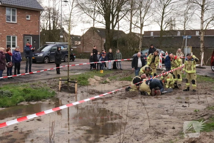 Jongen komt vast te zitten in drijfzand