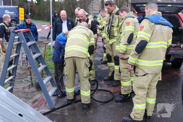 Jongen komt vast te zitten in drijfzand