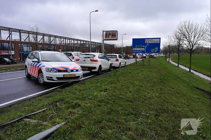 Lamborghini trouwstoet belandt in sloot, bestuurder vlucht