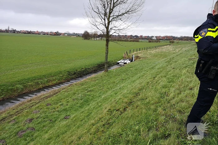 Lamborghini trouwstoet belandt in sloot, bestuurder vlucht