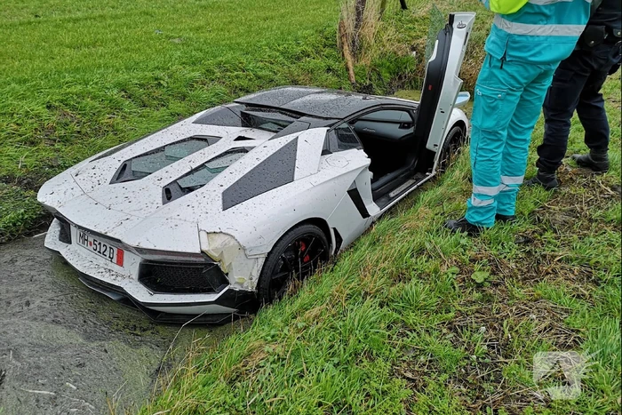Lamborghini trouwstoet belandt in sloot, bestuurder vlucht