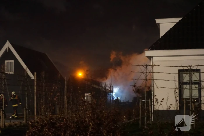 Uitslaande brand in schuur naast woning