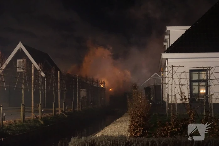 Uitslaande brand in schuur naast woning