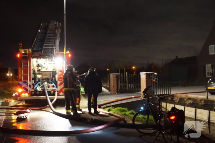 Uitslaande brand in schuur naast woning