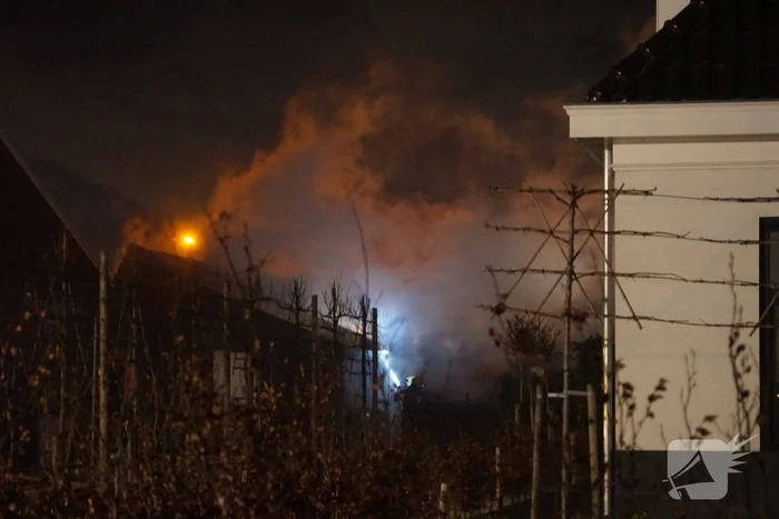 Uitslaande brand in schuur naast woning