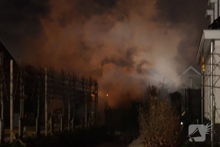 Uitslaande brand in schuur naast woning