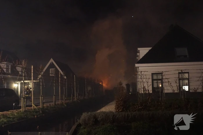Uitslaande brand in schuur naast woning