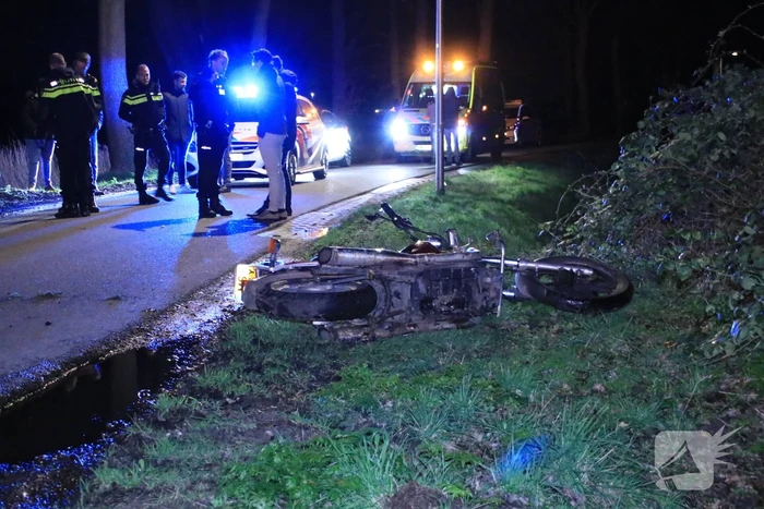 Motorrijder zwaargewond na botsing op bomen