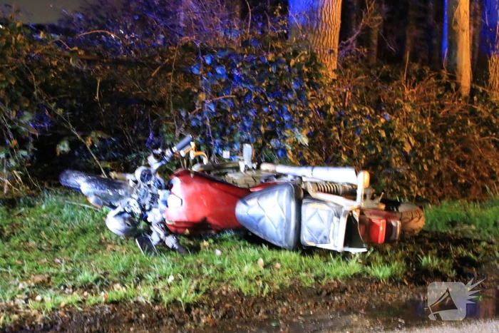 Motorrijder zwaargewond na botsing op bomen