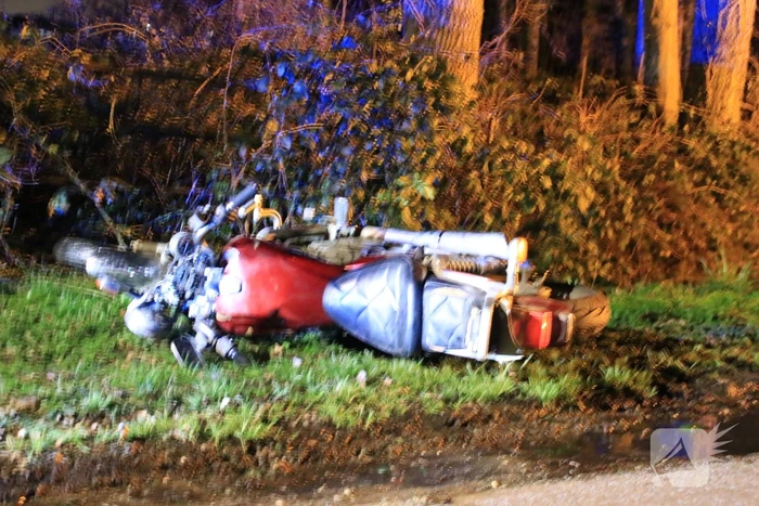 Motorrijder zwaargewond na botsing op bomen