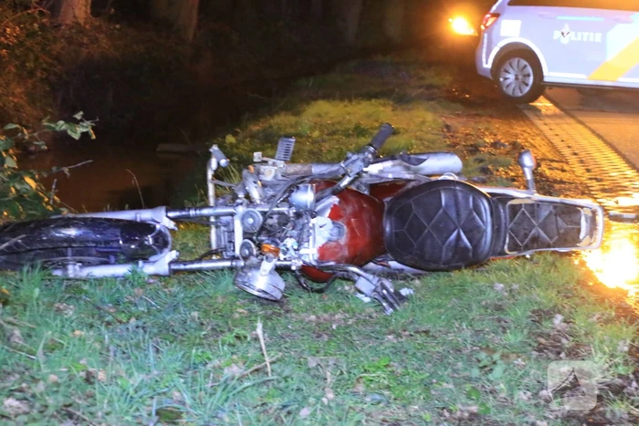 Motorrijder zwaargewond na botsing op bomen