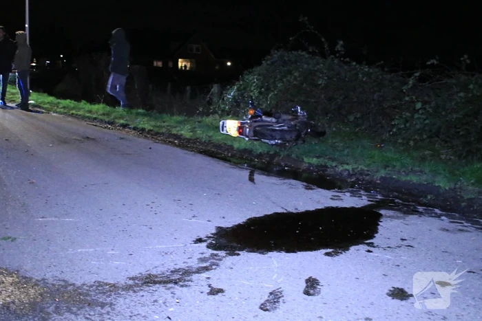 Motorrijder zwaargewond na botsing op bomen