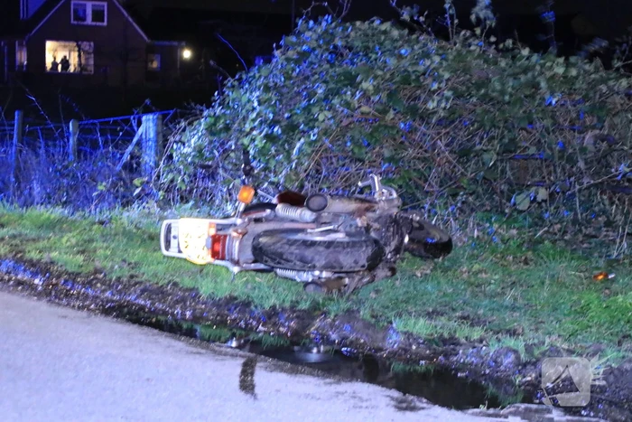 Motorrijder zwaargewond na botsing op bomen