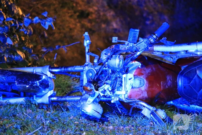 Motorrijder zwaargewond na botsing op bomen