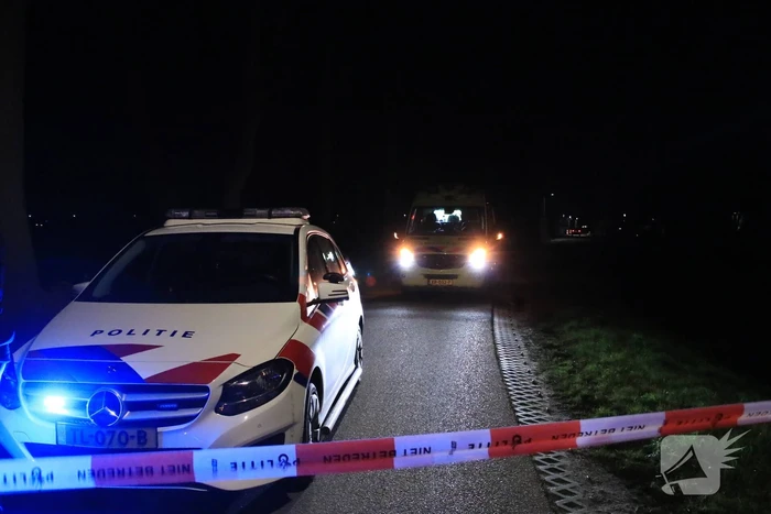 Motorrijder zwaargewond na botsing op bomen