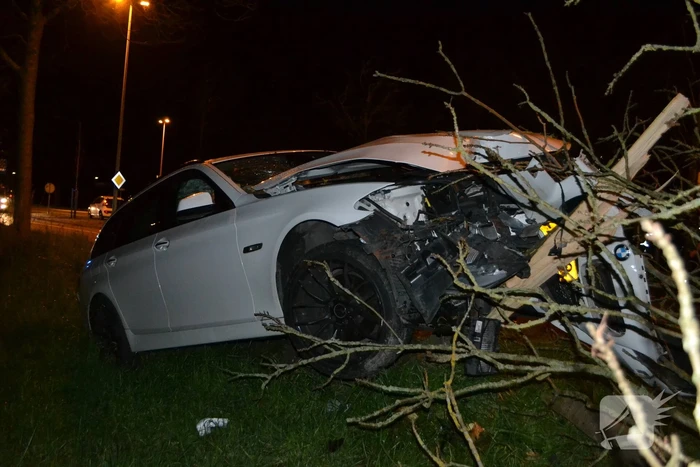 Auto rijdt tegen boom en raakt zwaarbeschadigd