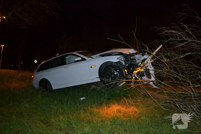 Auto rijdt tegen boom en raakt zwaarbeschadigd