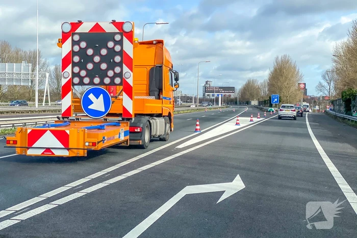 Snelweg afgesloten na gat in wegdek