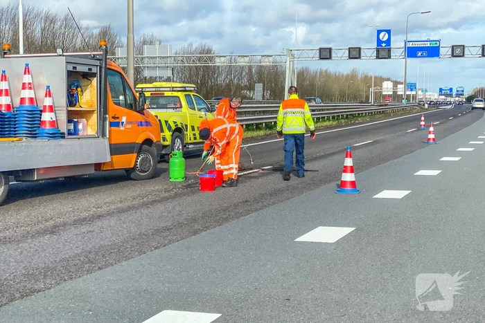 Snelweg afgesloten na gat in wegdek