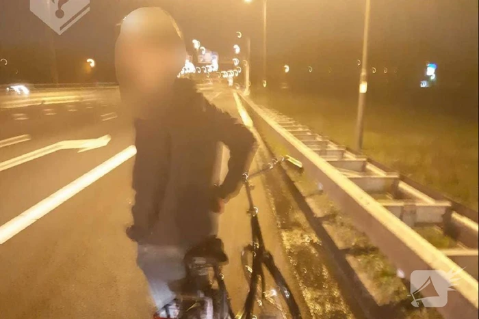 Dronken jongen met fiets van snelweg gehaald