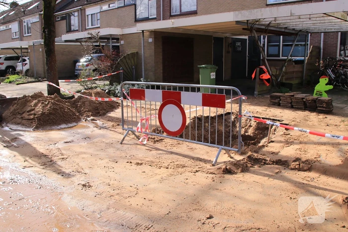 Bestelbus belandt in sinkhole na waterleidingbreuken