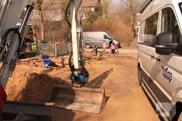 Bestelbus belandt in sinkhole na waterleidingbreuken