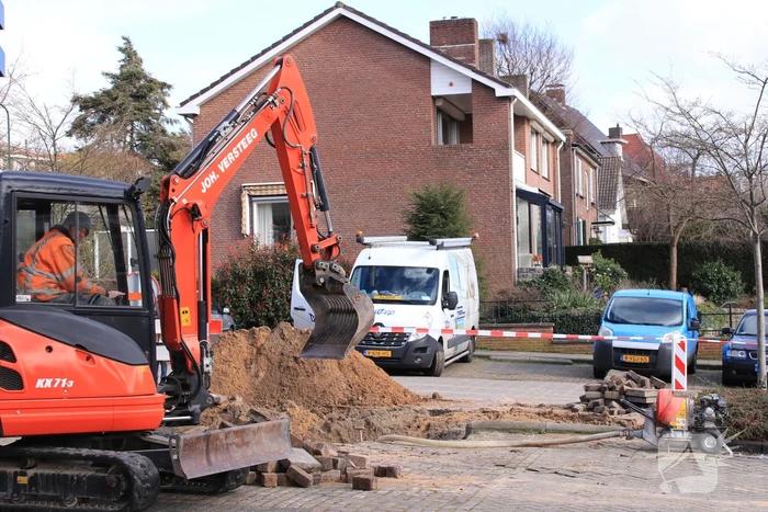 Bestelbus belandt in sinkhole na waterleidingbreuken