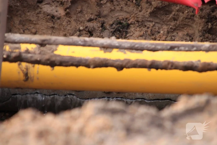 Bestelbus belandt in sinkhole na waterleidingbreuken