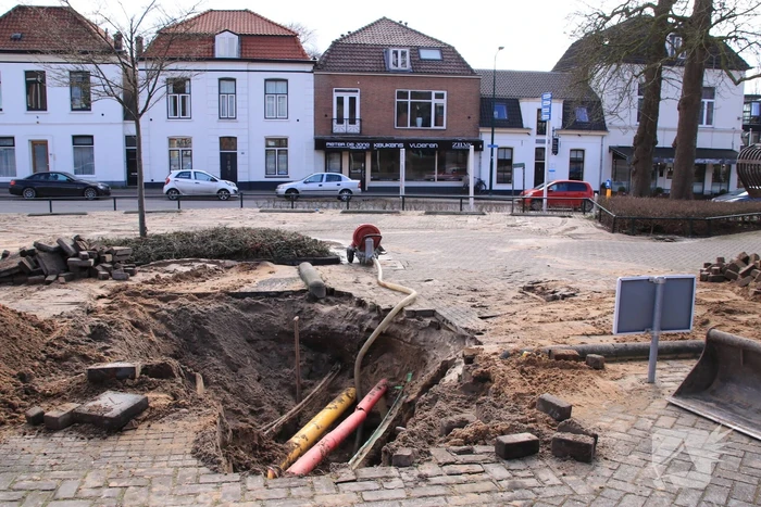 Bestelbus belandt in sinkhole na waterleidingbreuken