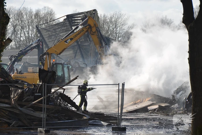 Bedrijfspand van 8000 vierkante meter ingestort na enorme brand