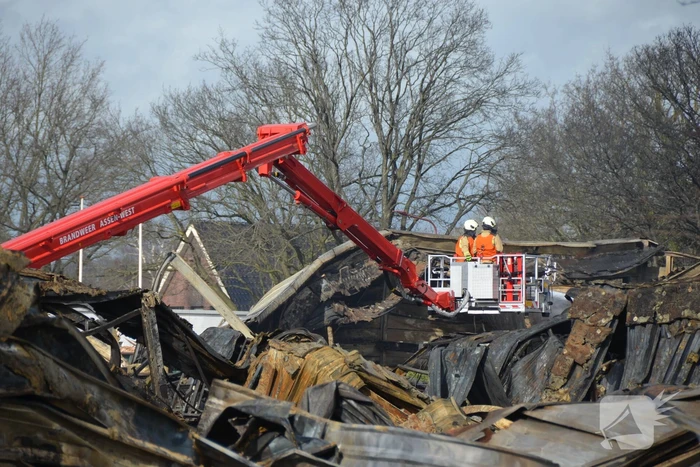 Bedrijfspand van 8000 vierkante meter ingestort na enorme brand